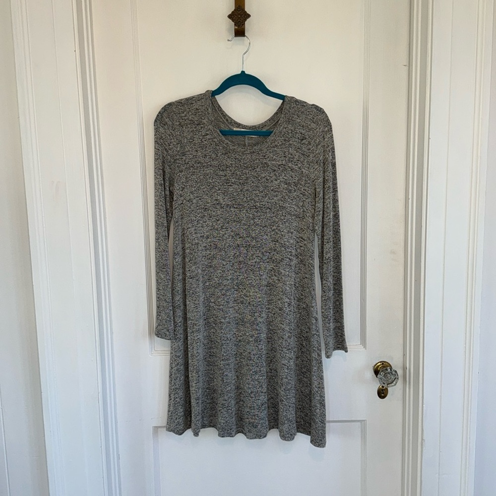 Fit & flare long-sleeved grey heather dress. Perfect for travel 35" total length